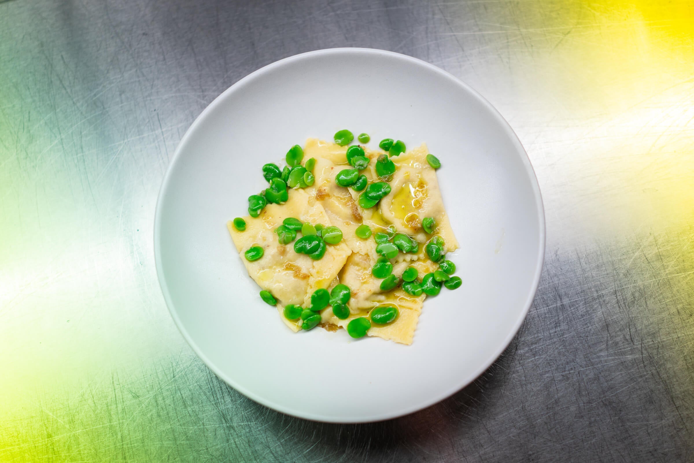 Ravioli mit Burrata, Fave und Sardellen