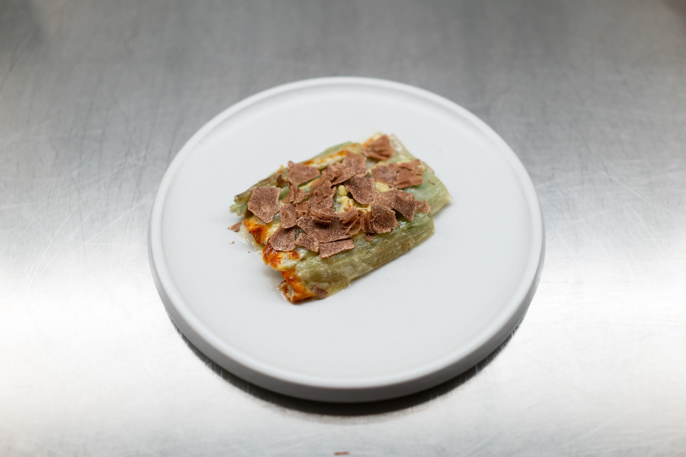 Karde mit Fonduta und weißen Trüffeln