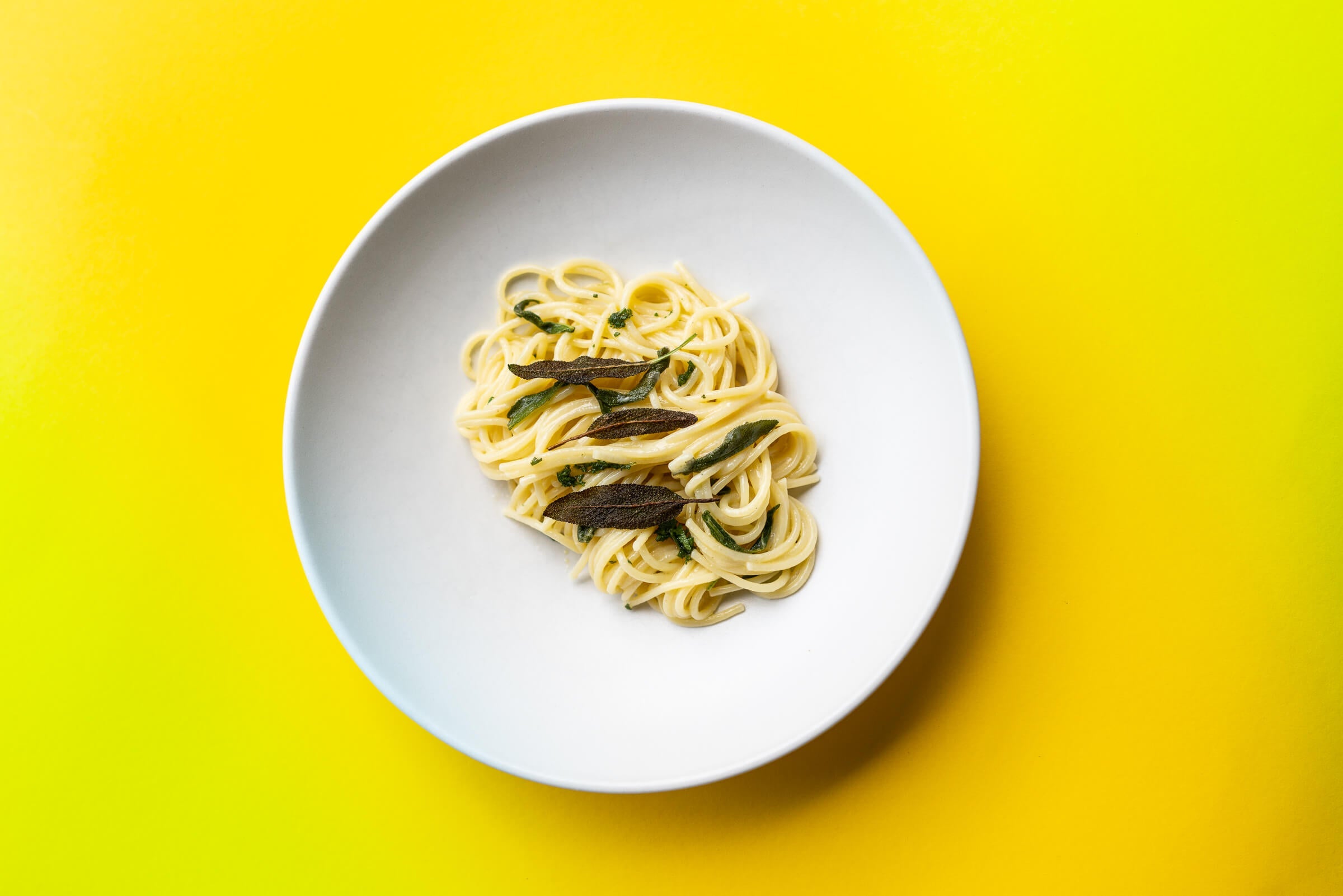 Spaghetti mit Butter und Salbei