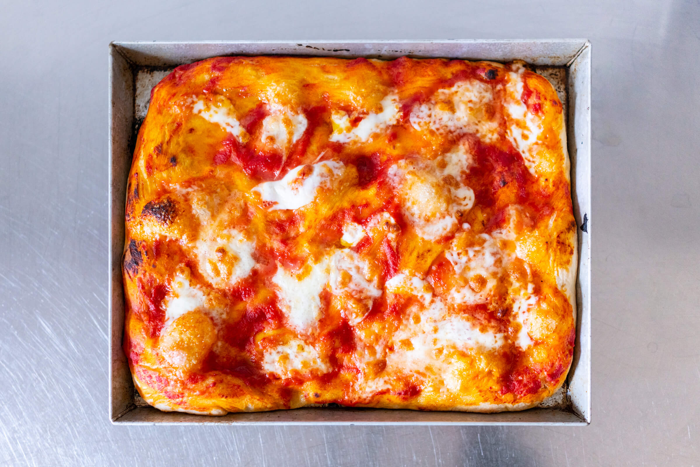 Eine Pizza Margherita vom Blech