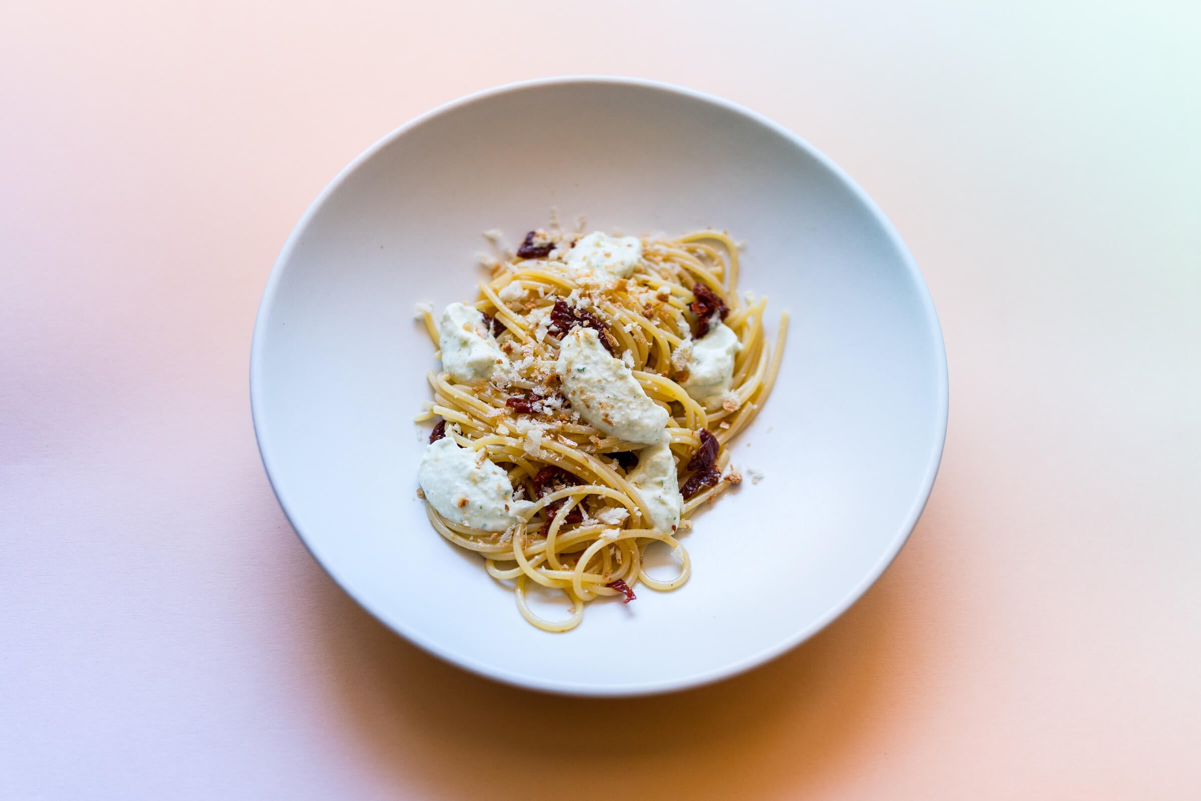 Spaghetti mit getrockneten Tomaten und Burrata