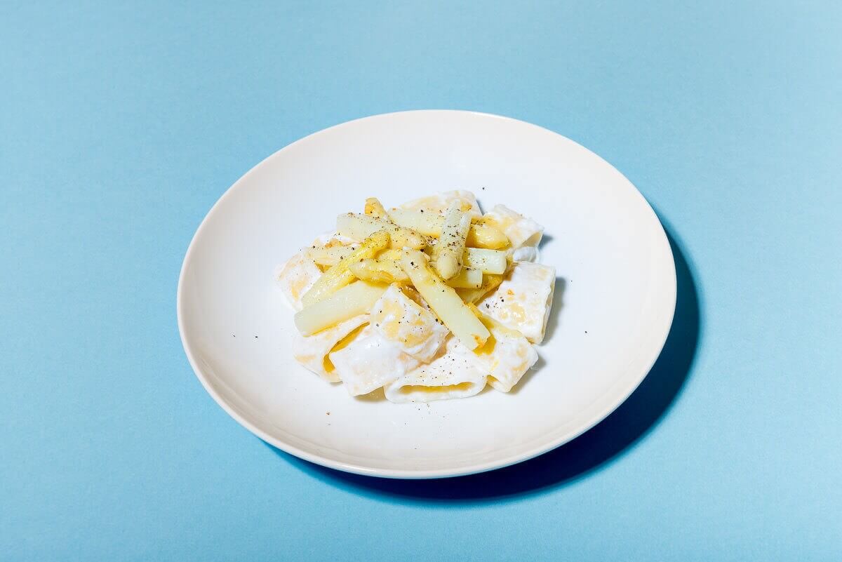Pasta mit weißem Spargel und Ricotta
