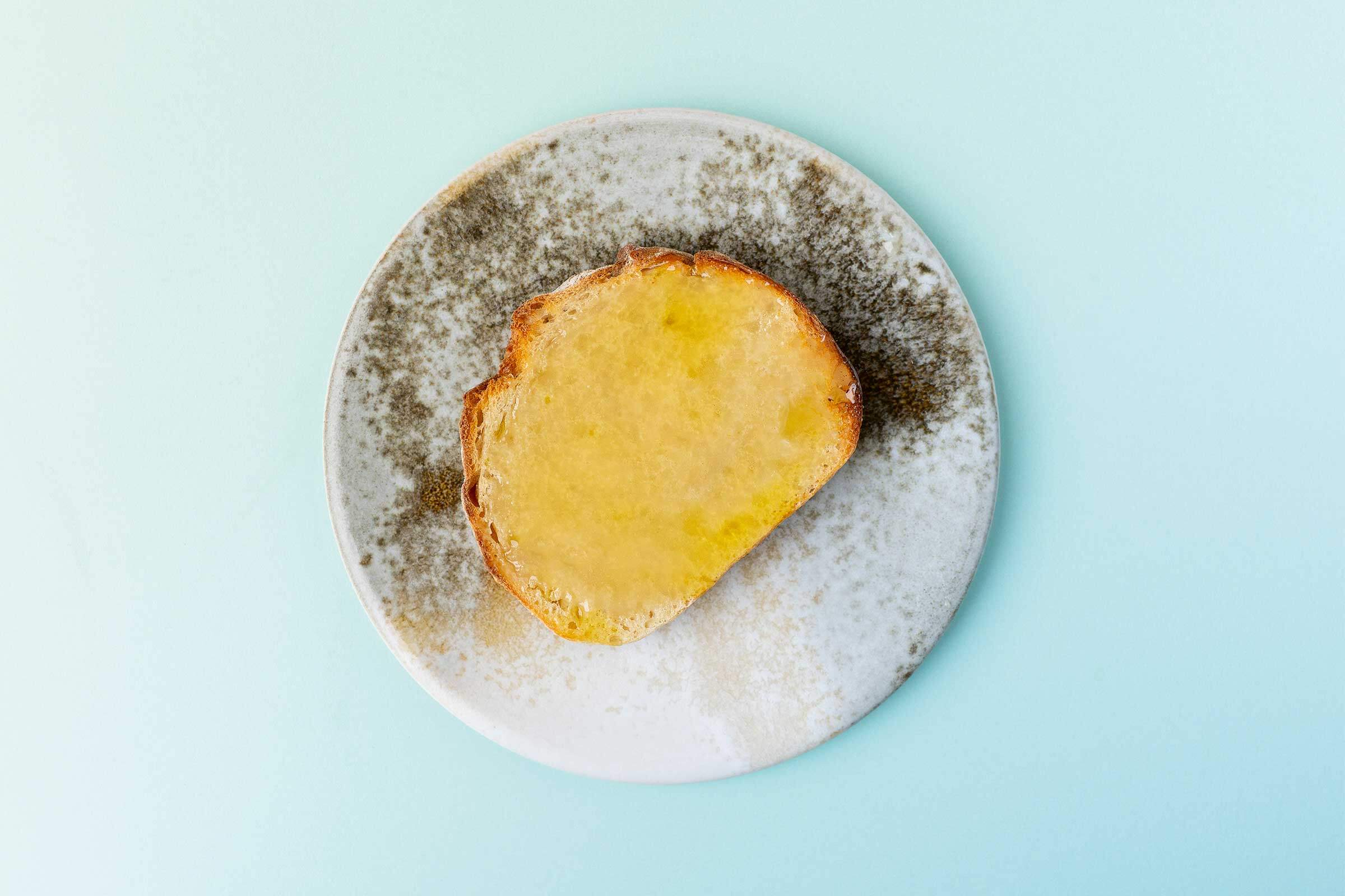 Toast mit Olivenöl und Honig